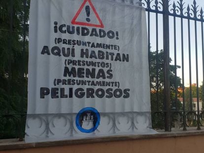 Uno de los carteles que Hogar Social puso en el centro de Hortaleza