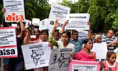 Manifestantes y estudiantes indios protestan por la muerte de 64 niños en un hospital, este domingo en Nueva Delhi.