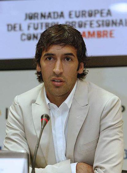 Raúl durante la presentación de la campaña 'El fútbol profesional contra el hambre'.