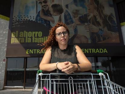 Eva Saorín, empleada en un supermercado de la localidad murciana de Molina de Segura, el 29 de julio.