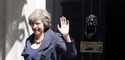 La secretaria de Interior y futura primera ministra, Theresa May, sale ayer del número 10 de Downing Street.
