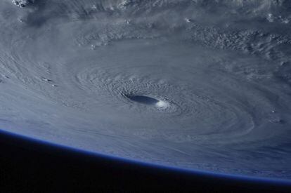 Fotografía facilitada por la NASA que muestra al tifón Maysak el pasado 31 de marzo. Al menos cuatro personas han muerto a consecuencia de su paso por varias islas, en el Pacífico Occidental.