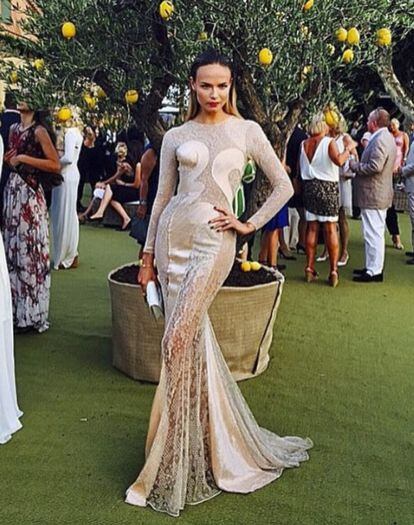La modelo Natasha Poly con un vestido en tono champán de corte sirena firmado por Versace.