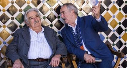 José Mujica (i), acompañado por el director del conjunto monumental, Reynaldo Fernández, durante la visita realizada a la Alhambra de Granada.