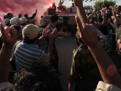 Los rebeldes celebran en Misrata la victoria sobre Gadafi, en 2011.