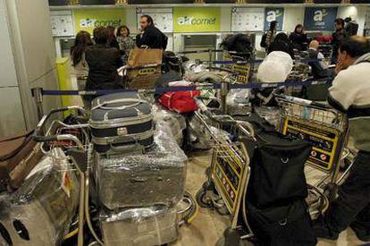 Pasajeros, junto al mostrador de Air Comet en Barajas, tras conocer la cancelación de vuelos.