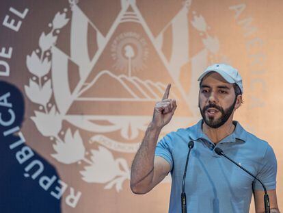 El presidente Nayib Bukele ofrece una conferencia de prensa, el domingo en el hotel Sheraton de San Salvador.