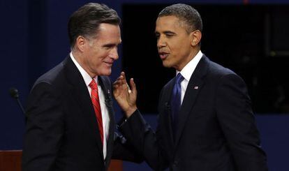 Mitt Romney y Barack Obama charlan tras el primer debate en Denver.
