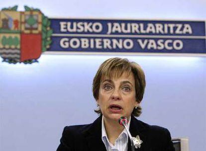 La portavoz del Gobierno vasco, Miren Azkarate, lee ayer una declaración sobre la independencia de Kosovo.