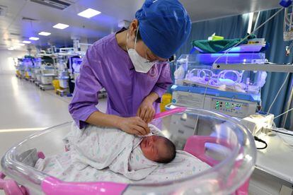 Una enfermera del área de Maternidad del hospital de Fuyang atendía a un recién nacido el pasado martes. 