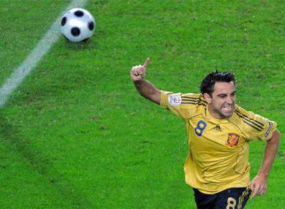 Xavi celebra el primer gol de España, marcado por él, en las semifinales de la Eurocopa contra Rusia (3-0).