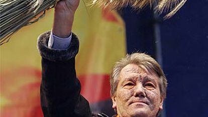 El candidato opositor Yúshenko alza un manojo de trigo en un mitin en Kiev.