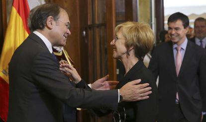 El presidente del Senado, Pío García Escudero, saluda a la portavoz de UPyD, Rosa Díez hoy en el Congreso.