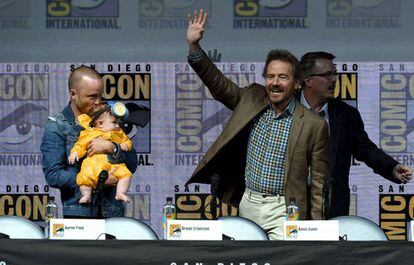 Aaron Paul con su hija, Bryan Cranston, y Vince Gilligan, en la Comic-Con de San Diego.