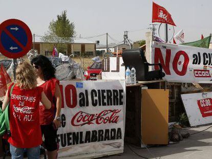 Familiares de la plantilla protestan a la entrada de la f&aacute;brica de Fuenlabrada.