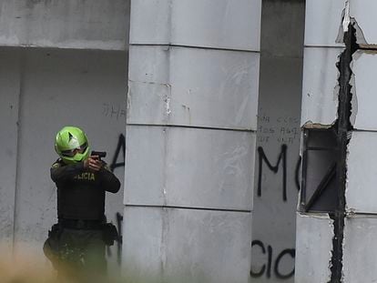 Un policía colombiano apunta con su arma durante las protestas en Cali, en mayo de 2021.