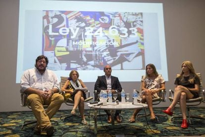 El ministro de Cultura, Pablo Avelluto (izq), junto a funcionarios argentinos en la presentación del nuevo sistema.