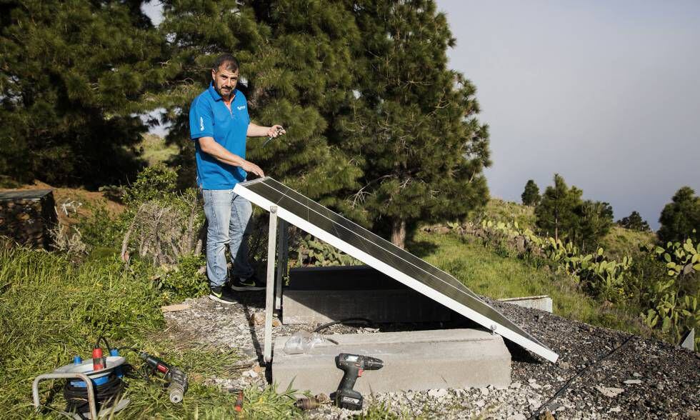 Marco Sánchez trabaja con unas placas solares en la isla de El Hierro.