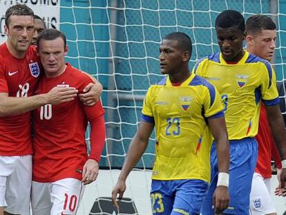 Lambert felicita a Rooney en el Inglaterra-Ecuador.