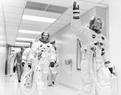 Los astronautas participantes de la misión Apolo 11 saludan en su camino a la furgoneta de transferencia que les llevará a la nave, en Cabo Cañaveral (Florida), el 16 de julio de 1969.