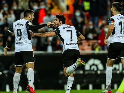 Gonçalo Guedes celebra el primer tanto para el Valencia.