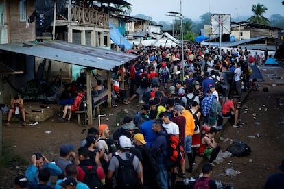 Migrantes hacen fila para ser enviados a un centro de recepción en San Vicente en Meteti, Panamá, el 14 de octubre.