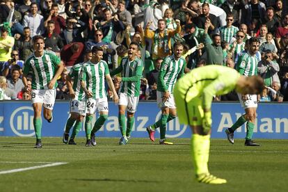 Els jugadors del Reial Betis celebren el gol d'Alex Alegría.