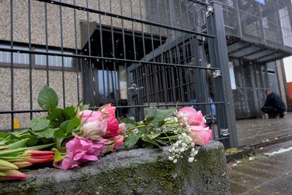 Ofrenda floral en el exterior del edificio donde tuvo lugar el tiroteo mortal, en Hamburgo.