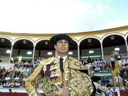 Francisco Rivera Ordóñez se dispone a iniciar el paseíllo en la plaza de Pozoblanco. PLANO MEDIO - ESCENA