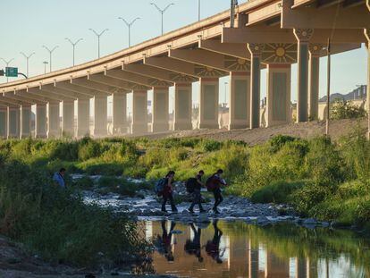 Migrantes cruzan hacia El Paso (Texas) desde Ciudad Juárez (Chihuahua), el 22 de septiembre de 2022.