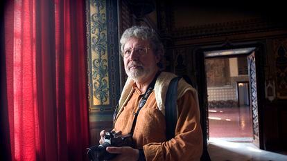 El fotógrafo Toni Catany, retratado trabajando en el Palacio Ducal de Gandía (Valencia), en 2006.
