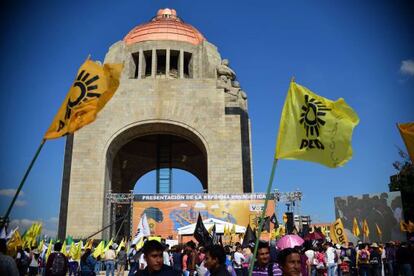 Seguidores del PRD en el Monumento a la Revolución.