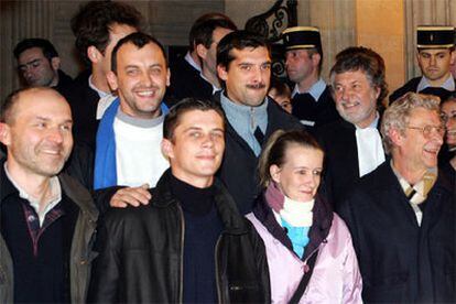 Los cinco hombres y la mujer absueltos en Francia de pederastia, ayer con sus abogados a la salida del tribunal.