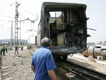 Traslado de uno de los vagones siniestrados en Valencia en 2006.