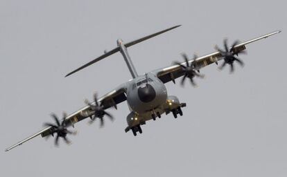Un A400M se dispone a aterrizar en Sevilla, el pasado 12 de mayo, en el primer vuelo de prueba tras el accidente de otro avión.