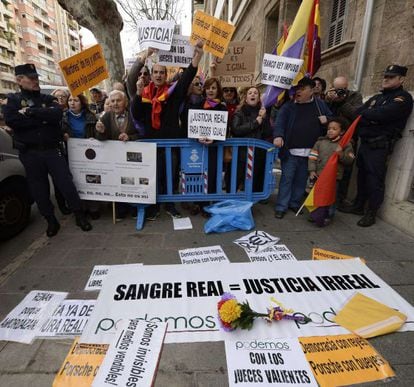 Protestantes y sus pancartas junto al juzgado de Pal.a