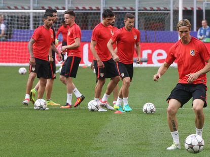 El Atlético de Madrid tomó hoy contacto con el césped del estadio de San Siro, aparentemente en perfectas condiciones, con la final de la Liga de Campeones frente al Real Madrid ya a la vista, con toda la plantilla al completo y con 55 minutos de trabajo para ultimar los detalles. En la imagen, Fernando Torres (d).