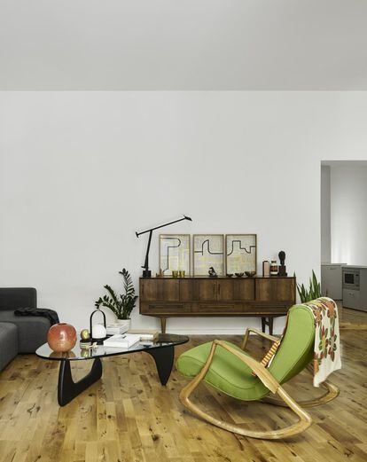 El sofá está también producido por HAY; la mecedora verde es un diseño de Vladimir Kagan y el aparador es vintage. La mesa baja es de Isamu Noguchi (Vitra).