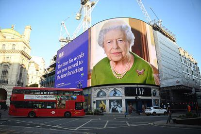 El mensaje de la reina Isabel II en la Cumbre del Clima de Glasgow se retransmitió este miércoles en las pantallas gigantes de Piccadilly Circus, en Londres. “El momento de las palabras se ha convertido en el de las acciones”, dijo en el evento.