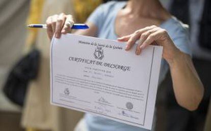 Certificado del Ministerio de Sanidad de Guinea y Médicos Sin Fronteras que demuestra que el paciente ha sobrevivido al ébola.