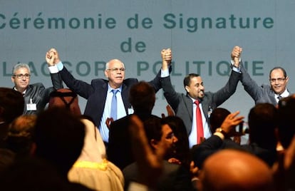 Miembros de las delegaciones de los Parlamentos de Trípoli y Tobruk celebran la firma del acuerdo sobre el Gobierno de unidad, este jueves en Sjirat.