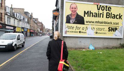 Mhairi Black, candidata del Partido Nacionalista Escocés (SNP), contempla un cartel electoral con su imagen en Paisley.