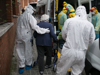Voluntarios de la ONG Proactiva Open Arms, el pasado abril durante el traslado de ancianos de una residencia en Cataluña.
