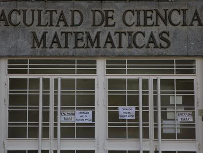 La facultad de matemáticas de la Complutense de Madrid cerrada por la pandemia.