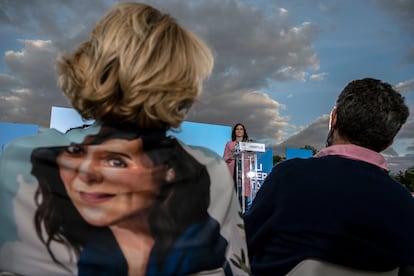 Una simpatizante con una chaqueta con la imagen de Ayuso.
