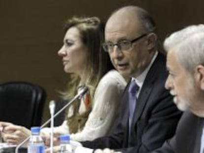 GRA258. MADRID, 31/07/2013.-  El ministro de Hacienda y Administraciones P&uacute;blicas, Crist&oacute;bal Montoro (c), junto a la Secretaria de Estado de Presupuestos y Gastos de Espa&ntilde;a, Marta Fern&aacute;ndez Curr&aacute;s (i), y el secretario de Estado de Administraciones P&uacute;blicas, Antonio Beteta (d), durante la rueda de prensa que ha ofrecido tras la reuni&oacute;n del Consejo de Pol&iacute;tica Fiscal y Financiera celebrada hoy en la sede del Ministerio, en Madrid. EFE/Kiko Huesca