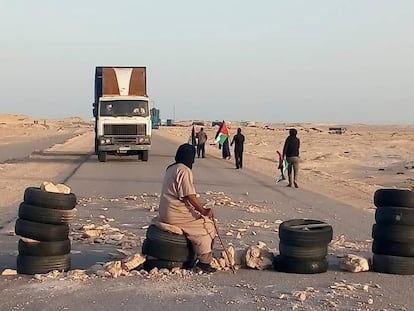 Saharauis llegados desde los campos de refugiados en Argelia bloquean al paso fronterizo de Guerguerat, el pasado día 21.