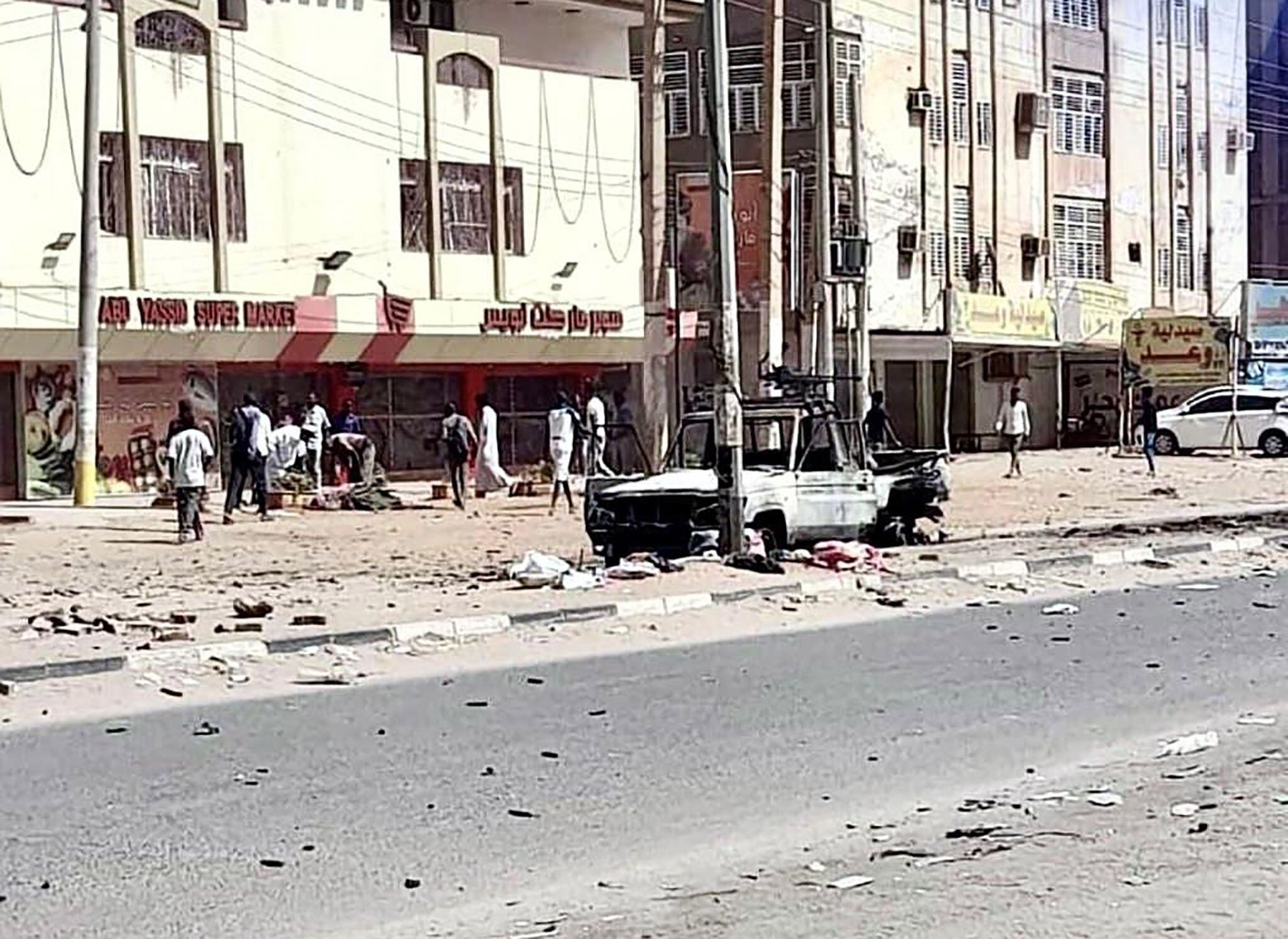 Un calle de Jartum, la capital de Sudán, golpeada por los combates, este domingo.