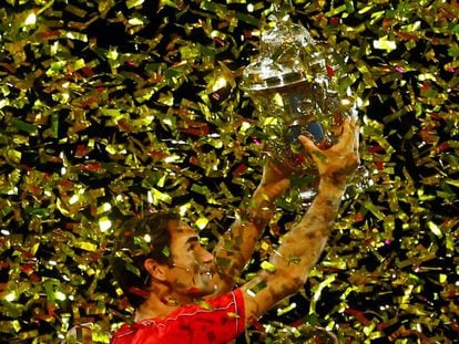 Federer eleva el trofeo de Basilea.