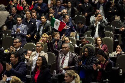 Un grupo de diputados, tras la votación.